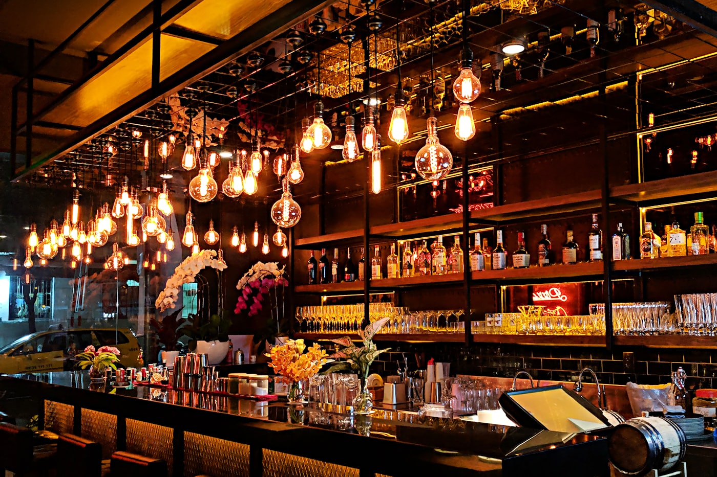 Stimmungsvolle Bar mit warmen Lichterketten